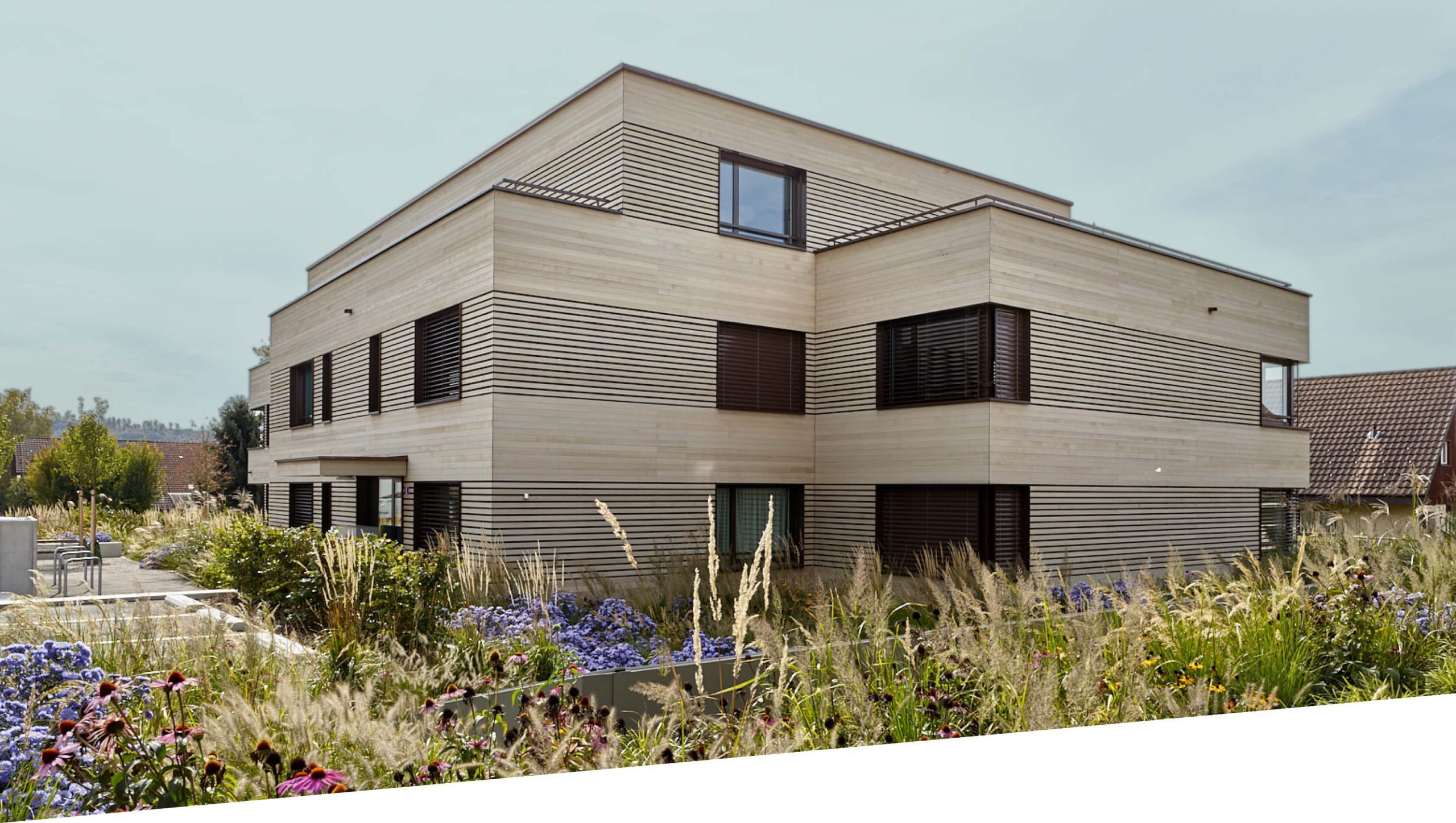 Moderne Wohnliegenschaft mit Holzfassade und Garten